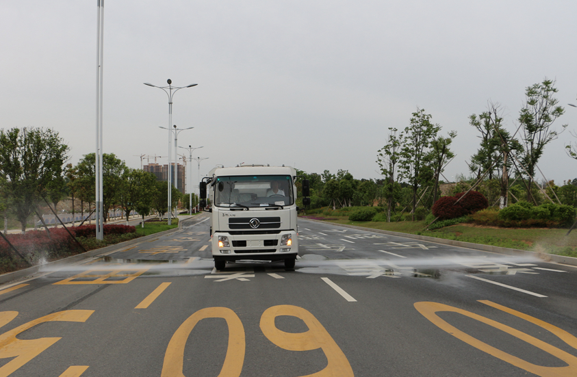 东风天锦扫路车加装前冲洒水系统